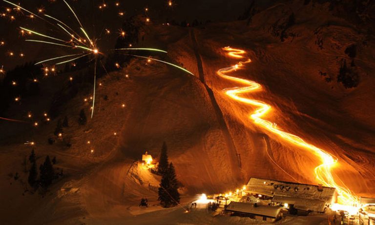 Fackellauf und Feuerwerk vor der Stiealm