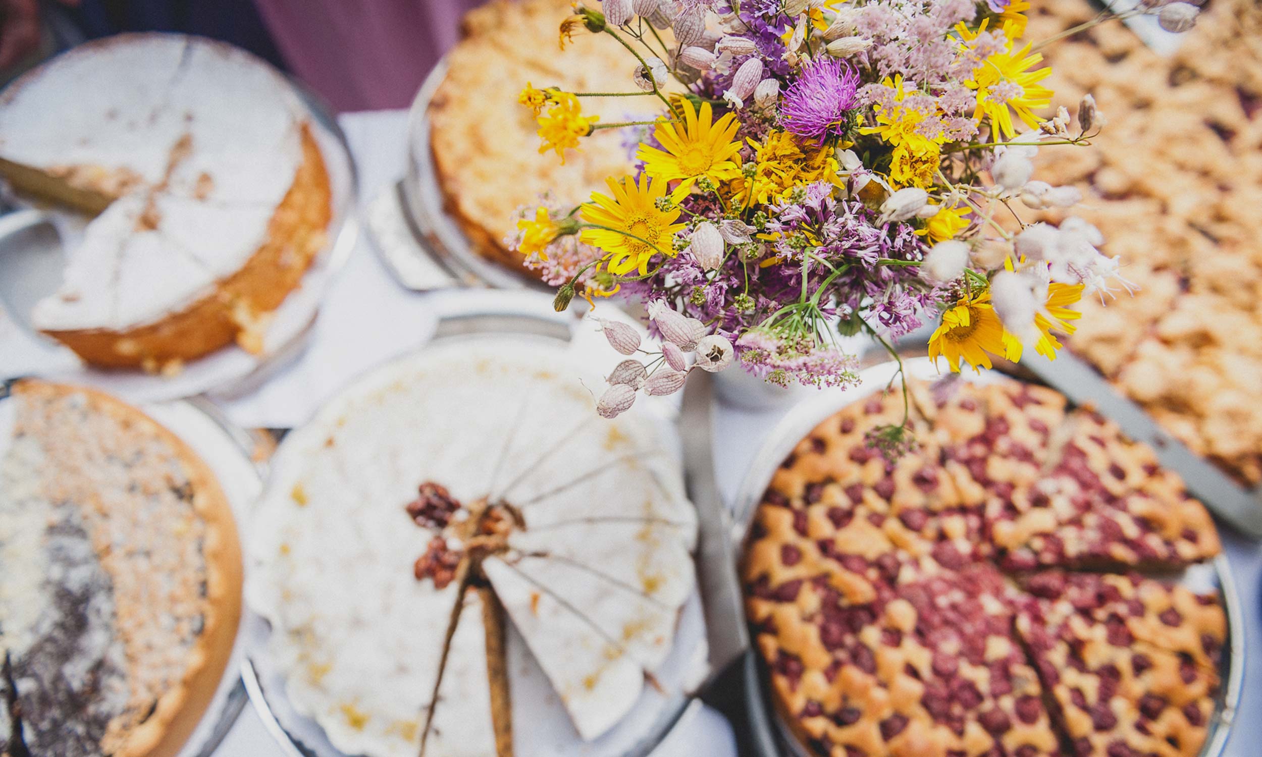 Kuchenempfang als Buffet mit Blumen
