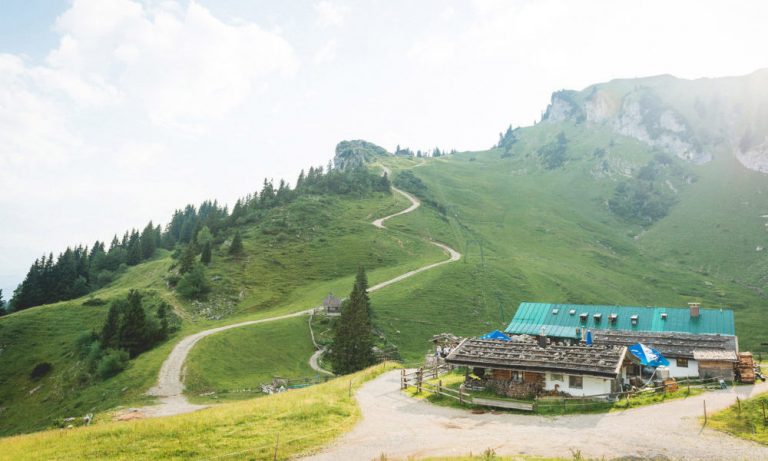 Stiealm und Käserei inmitten der Bergfelsen mit Blick auf Kapelle