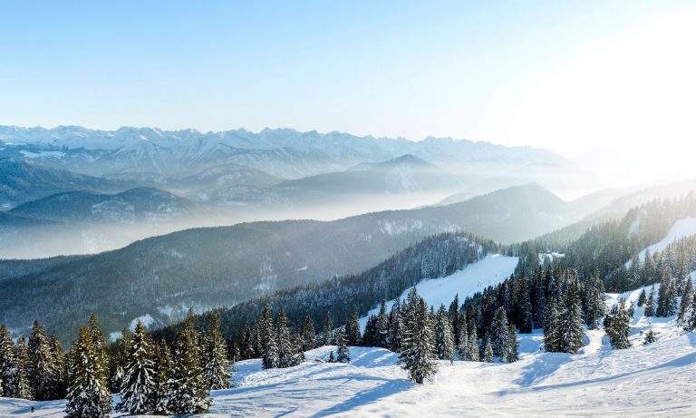 Skipisten und Bergpanorama im Winter