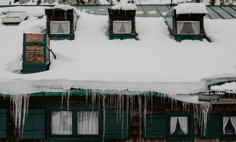 Hütte von außen mit Schnee auf dem Dach